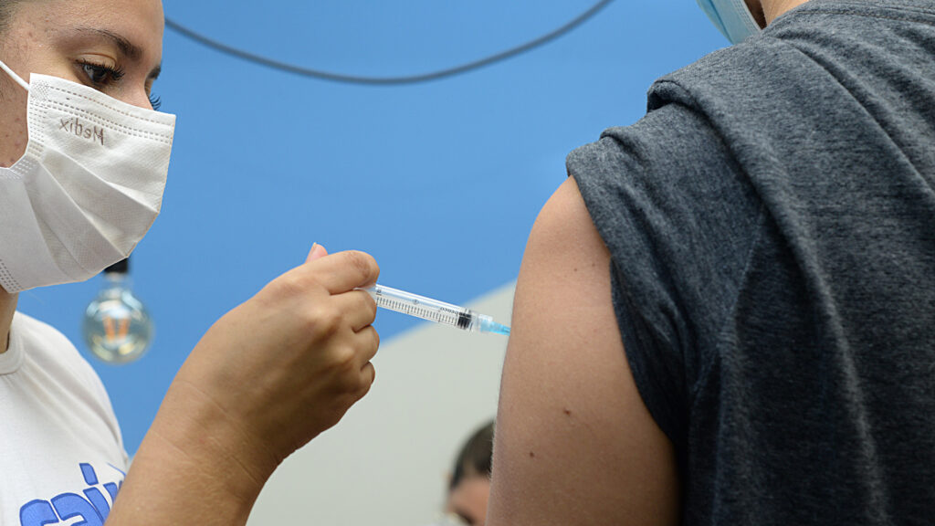 Saúde leva imunização contra a Covid-19 e gripe ao Shopping Capim Dourado