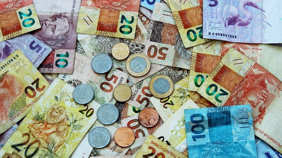 Governo aumenta previsão de inflação e salário mínimo pode ir a R$ 1.200 em 2022