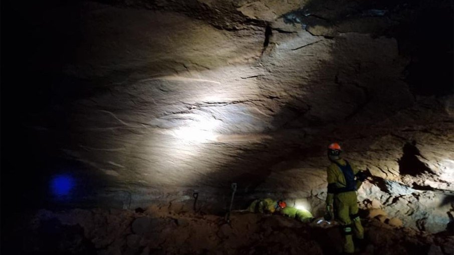 SP: Pelo menos 15 bombeiros estão soterrados após desmoronamento em gruta