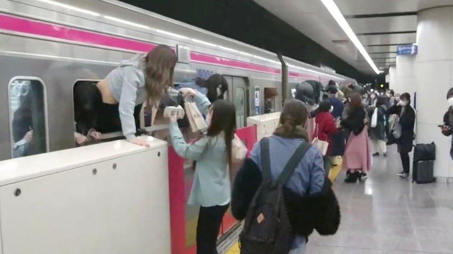 Fantasiado de Coringa, homem ataca passageiros com faca em trem do Japão