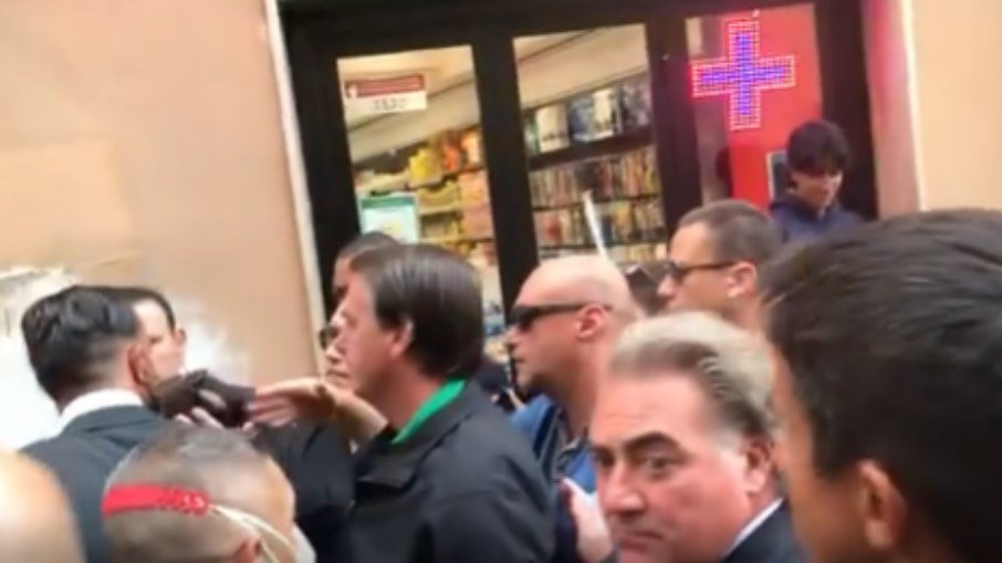 Jornalistas são agredidos em passeio de Bolsonaro na Itália