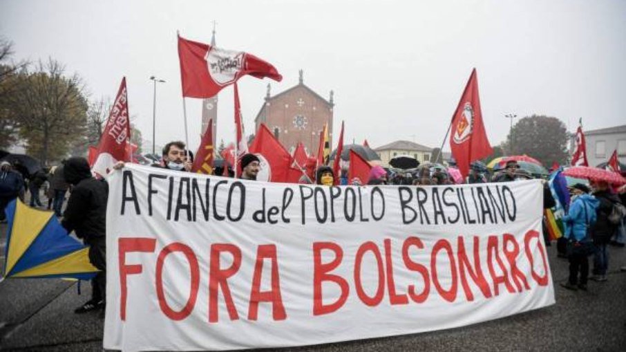 Bolsonaro é recebido com protestos em cidade italiana em que será homenageado