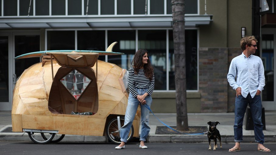 Americano cria um pequeno trailer rústico feito de madeira e fibra de vidro