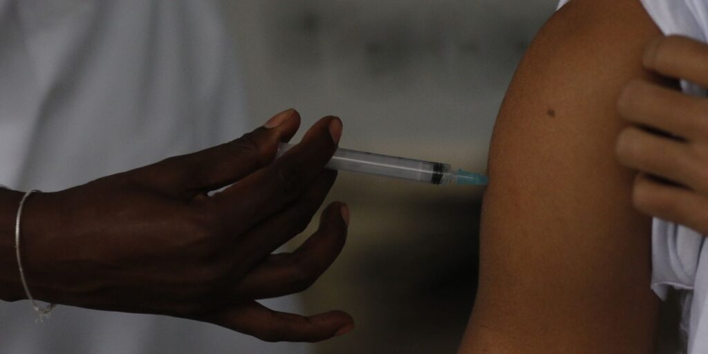 Covid-19: Rio de Janeiro pesquisa dose de reforço de vacina em adultos