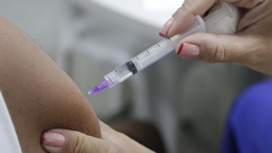 Especialistas criticam decisão de inibir demissão por falta de vacinação