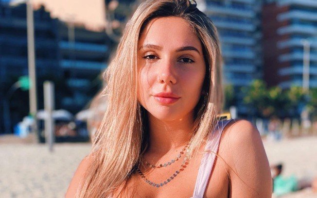 Filha de Renato Gaúcho, Carol Portaluppi vai à praia e seguidores elogiam