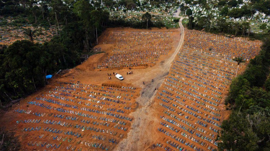 Covid-19: corpos enterrados em covas coletivas em Manaus serão exumados