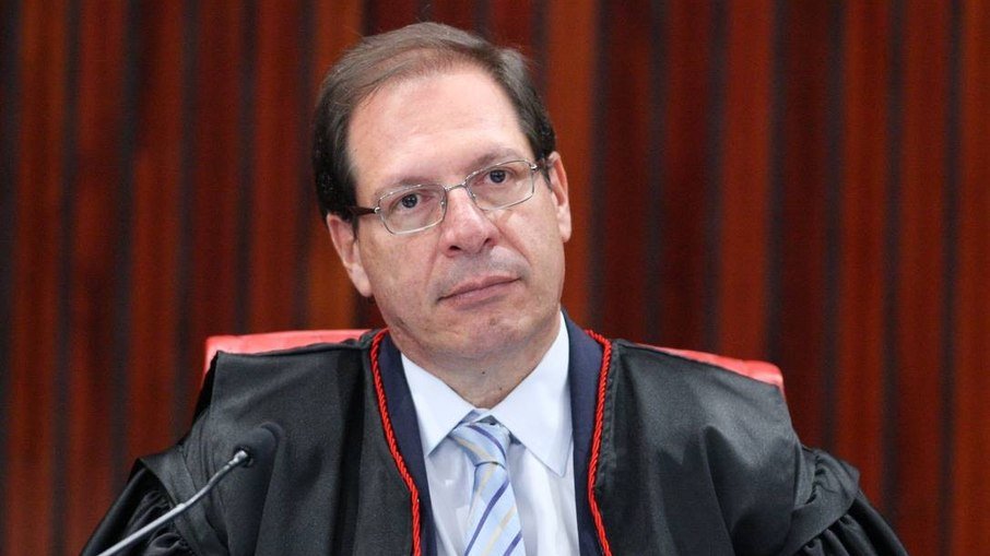 Bolsonaro pode ficar inelegível em 2022 por ataque às urnas, diz ministro do TSE