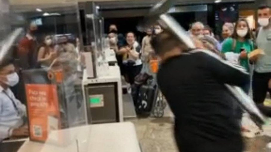 VÍDEO: Passageiros quebram guichê no aeroporto de Guarulhos-SP por atraso de voo