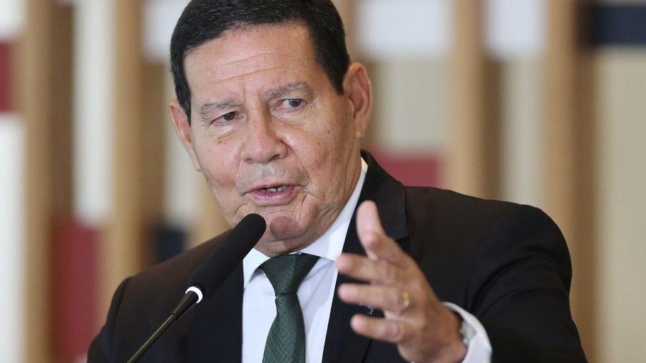 "Importante não ficar só entre Lula e Bolsonaro", afirma Mourão sobre 2022