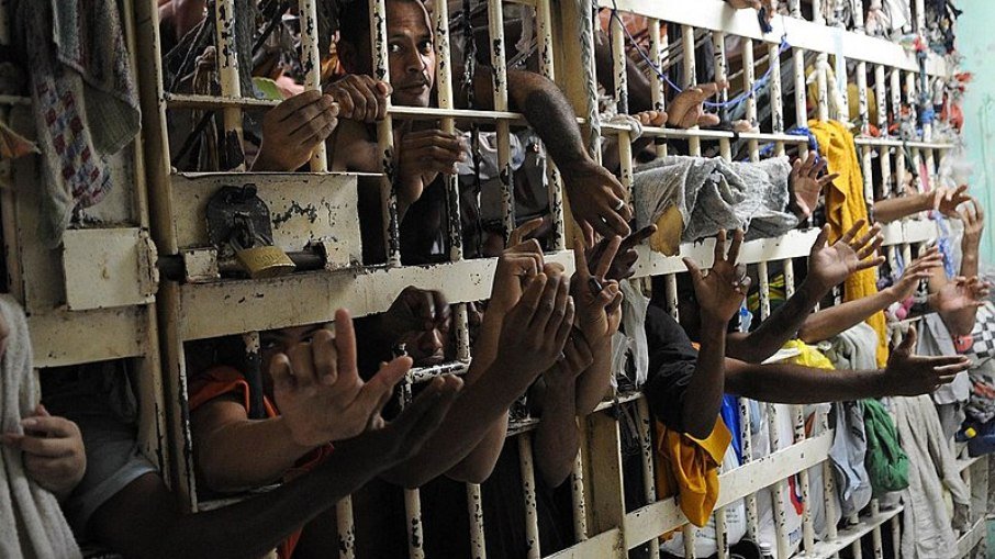 Confusão em presídio deixa 12 detentos feridos em MG