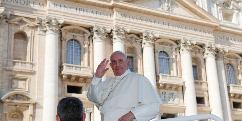 Freira franciscana é primeira mulher "número dois" do Vaticano