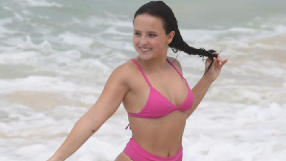Larissa Manoela exibe bumbum empinado ao sair do mar em dia de sol: 