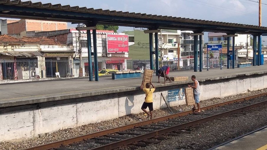 Homem tem a perna amputada após ser atropelado por trem na Zona Norte do Rio