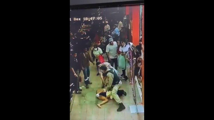 Vídeo: PM derruba mulher com criança no colo e a imobiliza com o joelho em MG
