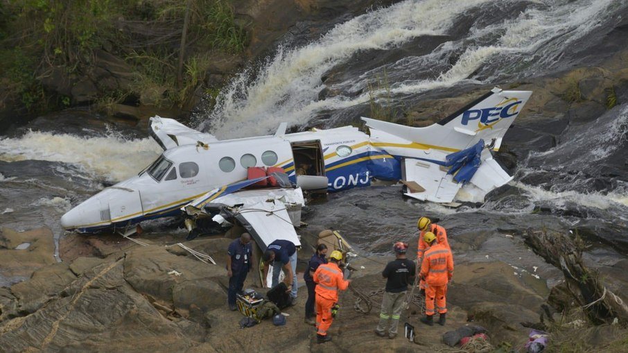 Bombeiros finalizam retirada de pertences do avião que caiu com Marília Mendonça