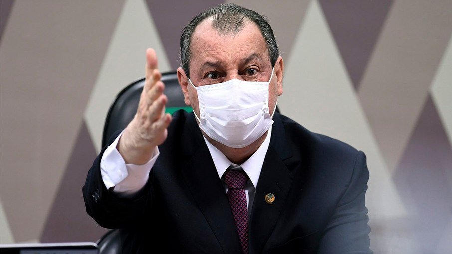 Presidente da CPI da Covid rebate Bolsonaro: 'Abre a boca para jogar fezes'