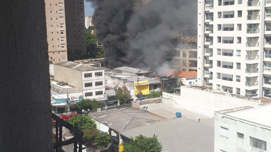 Vídeo: Bombeiros combatem incêndio que atinge prédio comercial em SP