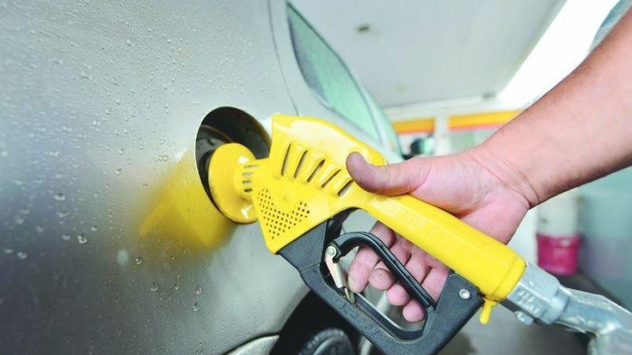 Gasolina sobe pela quinta semana seguida e chega a R$ 7,99, diz ANP