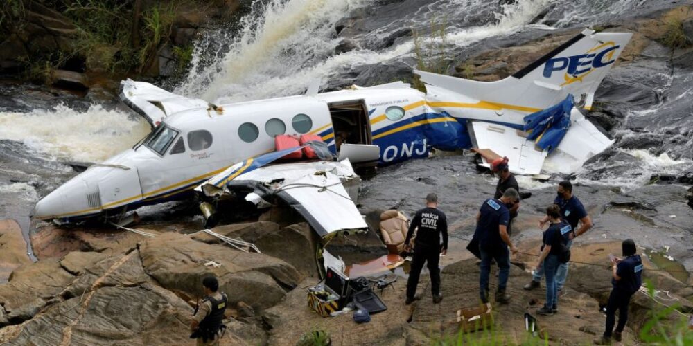 Motores do avião que caiu com Marília Mendonça são resgatados