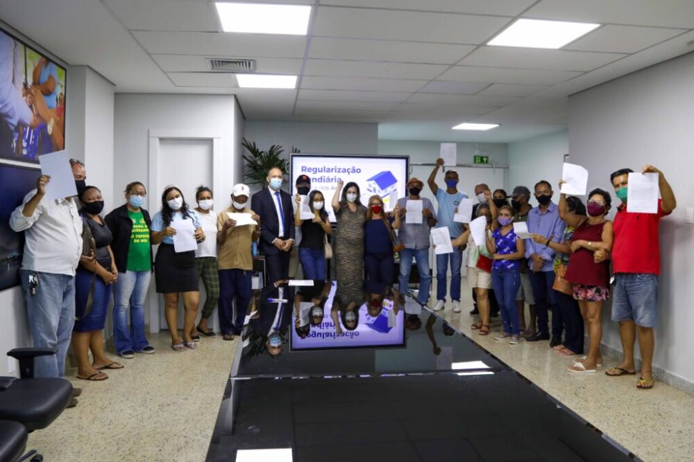 Prefeita Cinthia Ribeiro entrega títulos a moradores da Praça dos Anjos, em Taquaralto