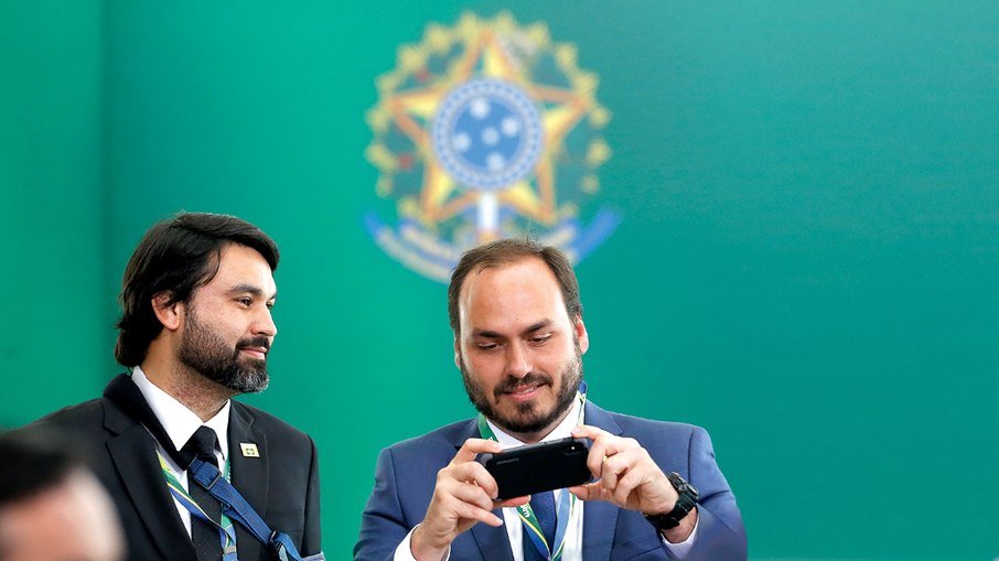 Carlos Bolsonaro apaga publicação sobre propina para Valdemar Costa Neto