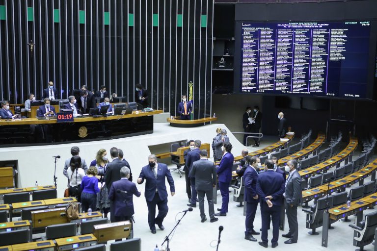 Governistas defendem PEC dos Precatórios para pagar Auxílio Brasil; acompanhe