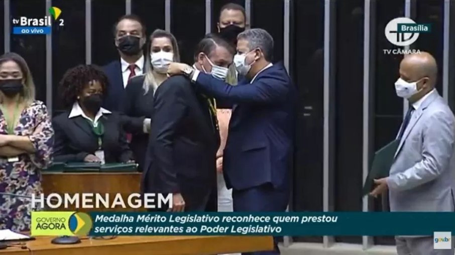 Vídeo: Bolsonaro recebe medalha na Câmara em meio a vaias e gritos de genocida