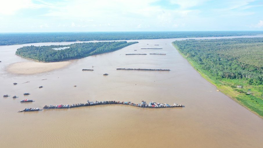 Centenas de balsas de garimpo ilegal invadem rio Madeira no Amazonas